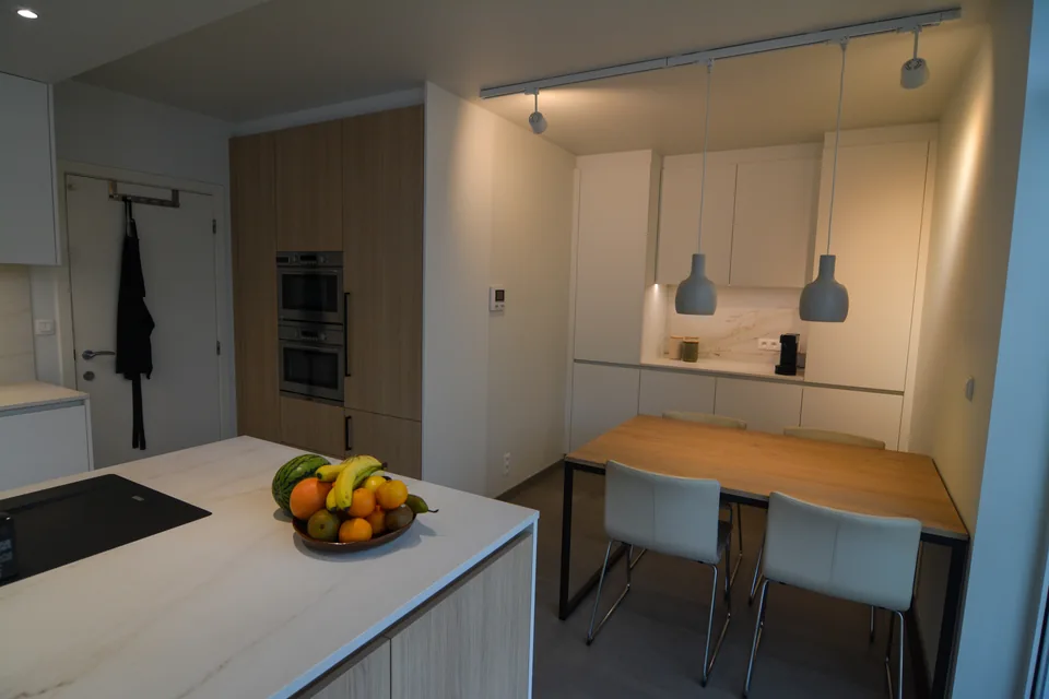 Eethoek in ’s-Gravenwezel met houten vloer en zicht op de keuken