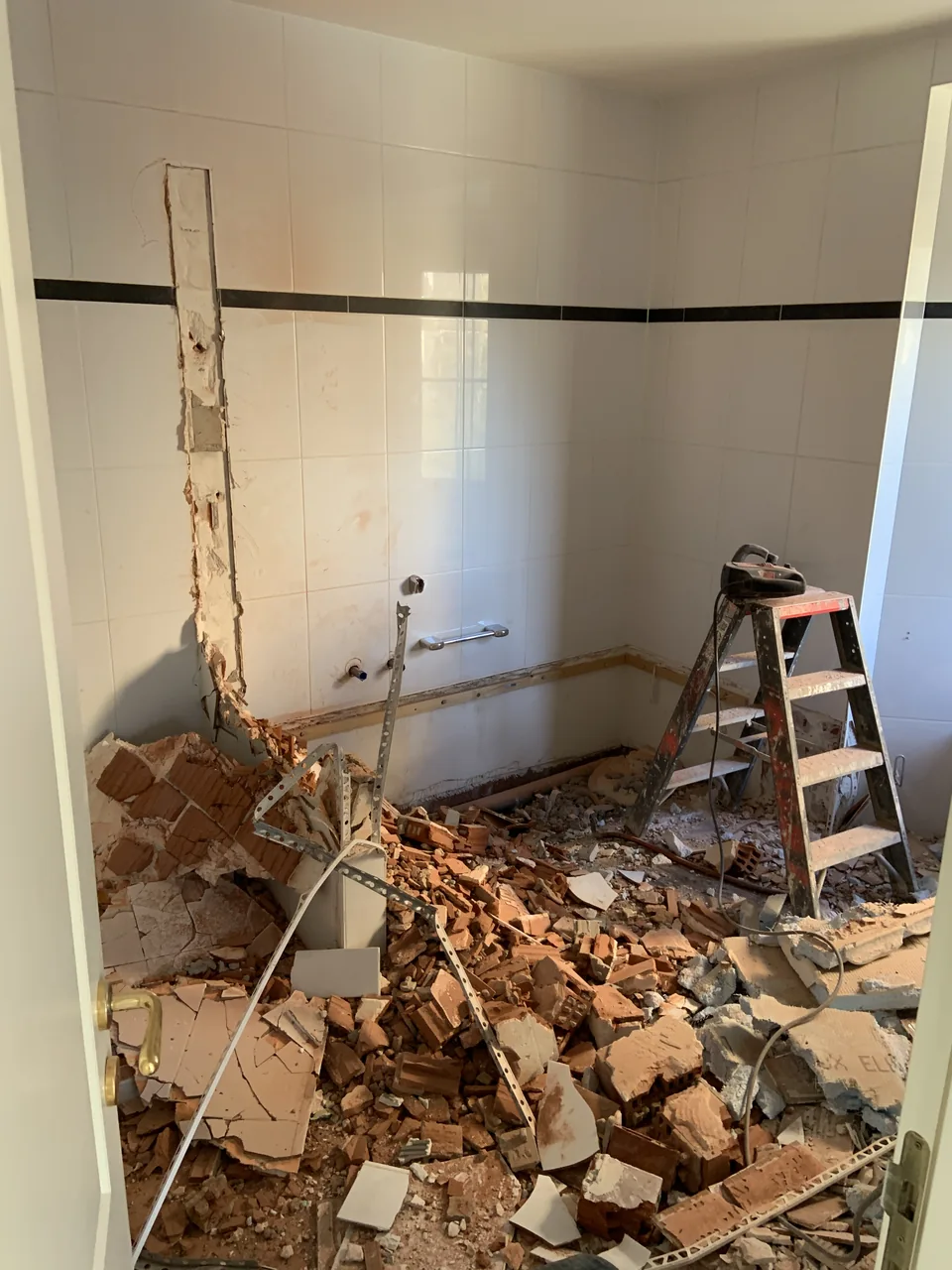 Badkamer tijdens de afbraak van de oude inrichting