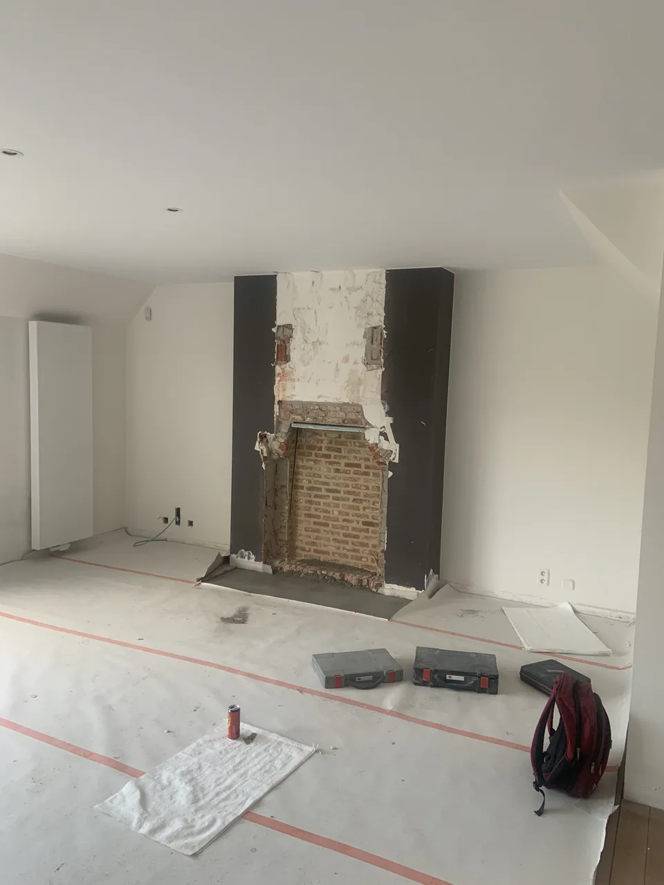 Leefruimte met een opengebroken haardwand